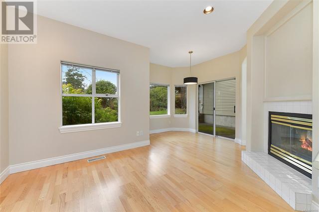 5 - 520 Marsett Pl, House attached with 4 bedrooms, 3 bathrooms and 1 parking in Saanich BC | Image 7