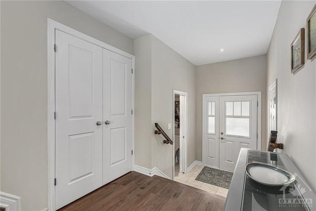 223 Halyard Way, Townhouse with 3 bedrooms, 3 bathrooms and 3 parking in Ottawa ON | Image 3