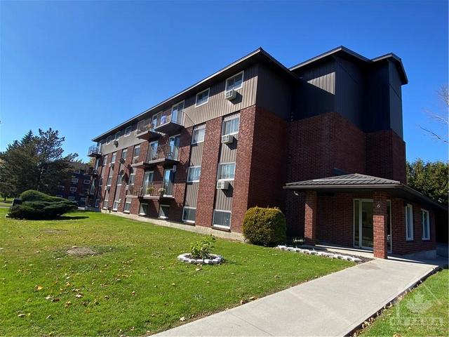 20 - 6 Charlotte Place, Condo with 2 bedrooms, 1 bathrooms and 1 parking in Brockville ON | Image 1