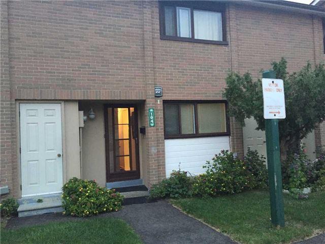 104 Fleetwood Cres, Townhouse with 3 bedrooms, 2 bathrooms and 1 parking in Brampton ON | Image 1
