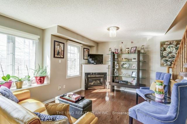 45 Sandlewood Crt, Townhouse with 3 bedrooms, 3 bathrooms and 2 parking in Aurora ON | Image 7