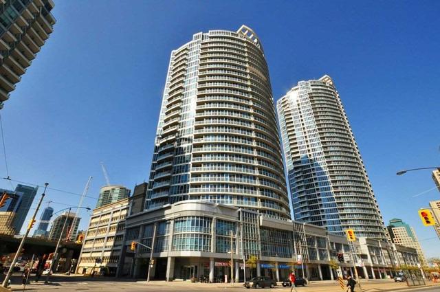 2101 - 218 Queens Quay W, Condo with 2 bedrooms, 2 bathrooms and 1 parking in Toronto ON | Image 1
