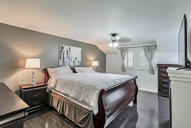 19 Macklingate Crt, House detached with 3 bedrooms, 3 bathrooms and 2 parking in Toronto ON | Image 3