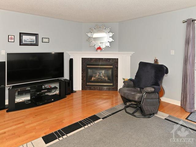 52 Lloydalex Crescent, House detached with 5 bedrooms, 3 bathrooms and 4 parking in Ottawa ON | Image 12