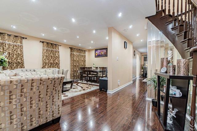 71 Ravenscliffe Crt, House detached with 4 bedrooms, 4 bathrooms and 4 parking in Brampton ON | Image 2