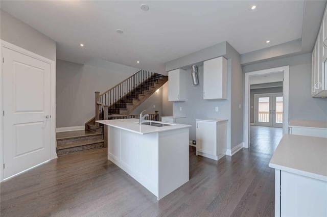 33 Gridiron Gate, House attached with 3 bedrooms, 4 bathrooms and 1 parking in Vaughan ON | Image 3