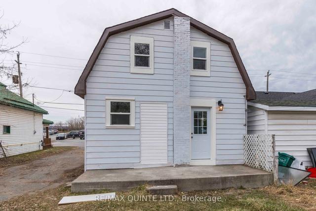 19 Meyers St, House detached with 2 bedrooms, 1 bathrooms and 4 parking in Quinte West ON | Image 10