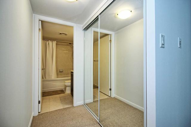 1201 - 38 Grenville St, Condo with 2 bedrooms, 2 bathrooms and 1 parking in Toronto ON | Image 12