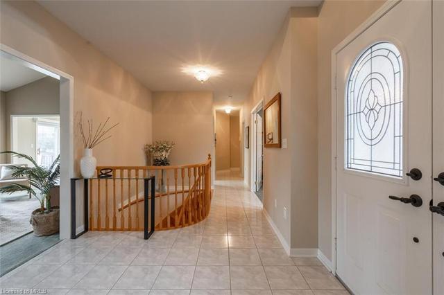 3711 Bishop Strachan Court, House detached with 3 bedrooms, 2 bathrooms and 6 parking in Mississauga ON | Image 4
