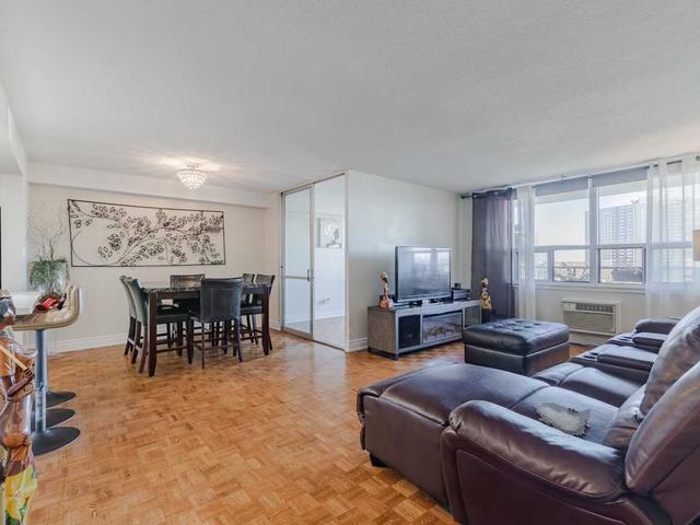 810 - 511 The West Mall, Condo with 3 bedrooms, 2 bathrooms and 1 parking in Toronto ON | Image 3