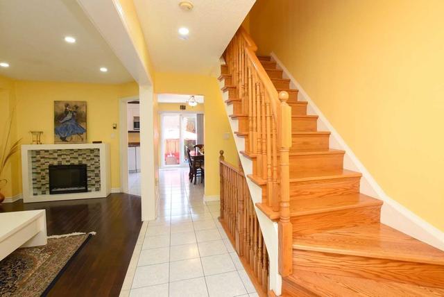 6854 Bansbridge Cres, House semidetached with 3 bedrooms, 3 bathrooms and 5 parking in Mississauga ON | Image 10