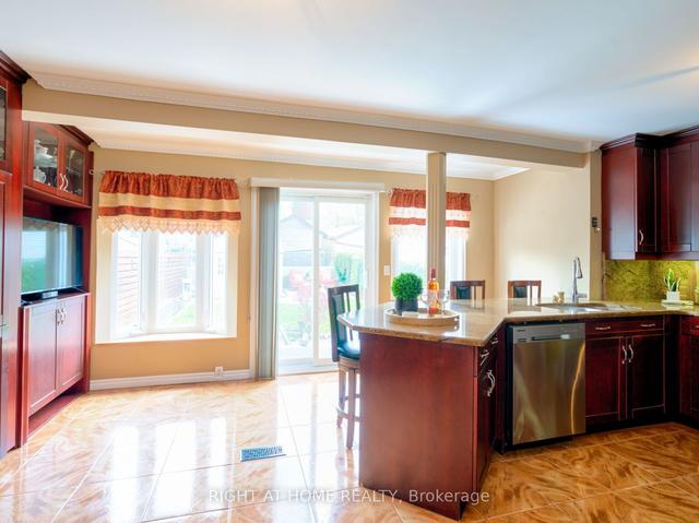 39 Rogers Rd, House detached with 3 bedrooms, 3 bathrooms and 3 parking in Toronto ON | Image 14
