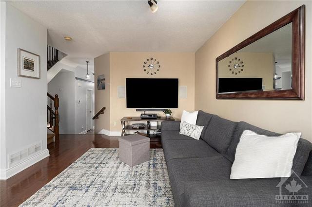 319 Hillsboro Private, Townhouse with 3 bedrooms, 3 bathrooms and 2 parking in Ottawa ON | Image 5