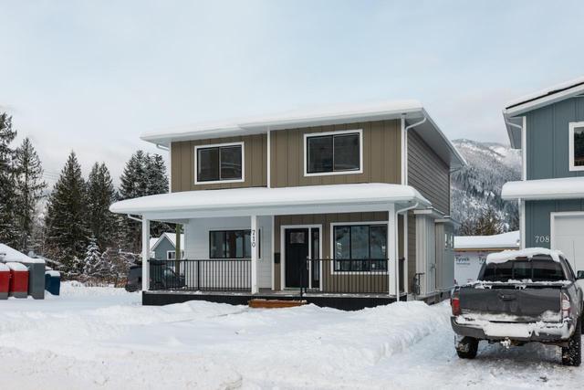710 Innes Street W, House detached with 4 bedrooms, 4 bathrooms and null parking in Nelson BC | Card Image