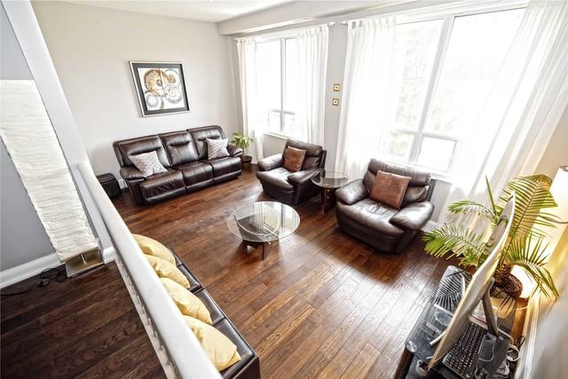 104 Poplar Cres, Townhouse with 3 bedrooms, 2 bathrooms and 3 parking in Aurora ON | Image 19