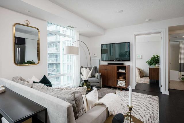 1216 - 525 Adelaide St W, Condo with 3 bedrooms, 2 bathrooms and 1 parking in Toronto ON | Image 3