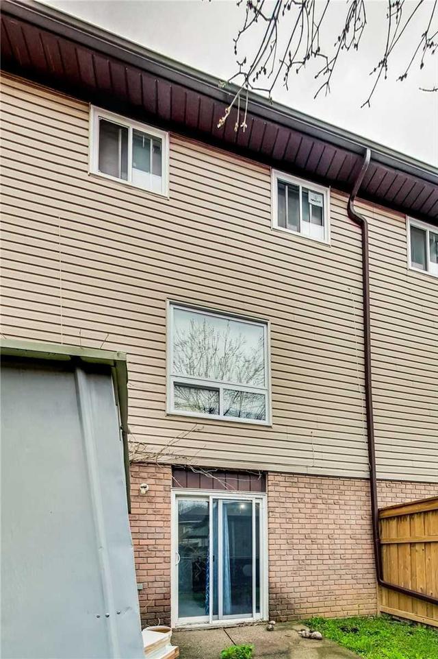 c - 22 Bond St, Townhouse with 3 bedrooms, 2 bathrooms and 2 parking in Brantford ON | Image 24