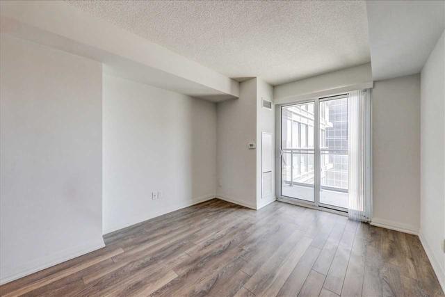 401 - 30 Meadowglen Pl, Condo with 1 bedrooms, 2 bathrooms and 1 parking in Toronto ON | Image 7