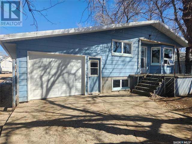 513 Beckwell Avenue, House detached with 6 bedrooms, 2 bathrooms and null parking in Radville SK | Image 1