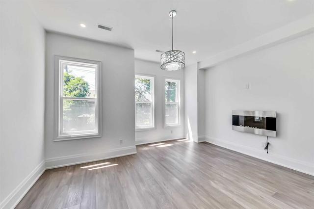 245 Palmerston Ave, House semidetached with 6 bedrooms, 3 bathrooms and 2 parking in Toronto ON | Image 6