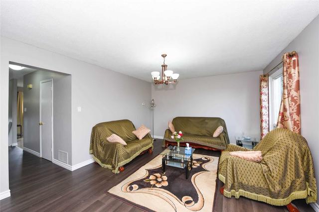 24 Franklin Crt, Townhouse with 3 bedrooms, 2 bathrooms and 2 parking in Brampton ON | Image 3