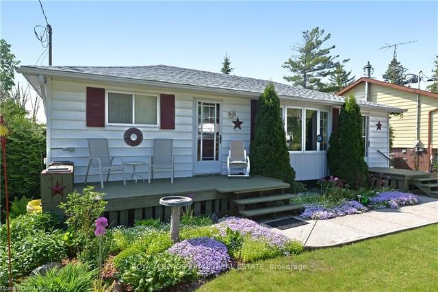 21 Leslie Frost Lane, House detached with 2 bedrooms, 1 bathrooms and 4 parking in Kawartha Lakes ON | Image 12
