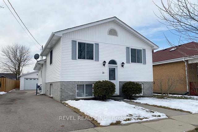 31 Kennedy St, House detached with 2 bedrooms, 2 bathrooms and 5 parking in Brantford ON | Image 1