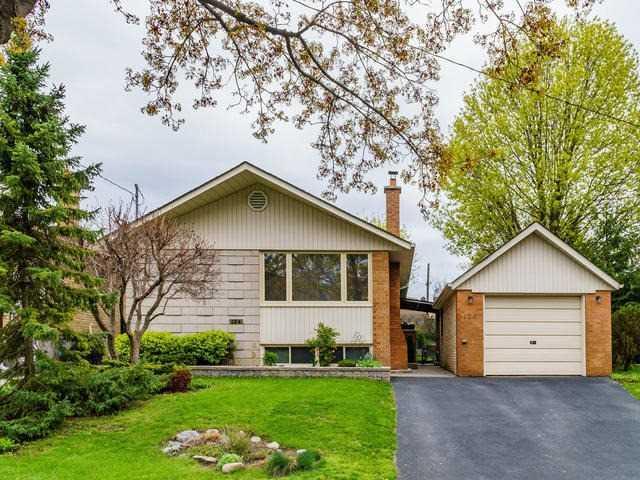 124 Thicketwood Dr, House detached with 3 bedrooms, 2 bathrooms and 3 parking in Toronto ON | Image 1