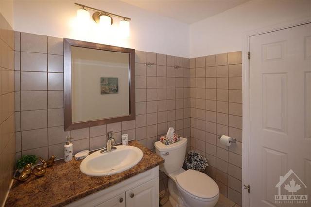 Bathroom Main Level | Image 15