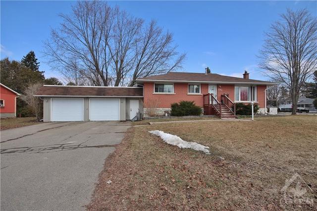 199 Andrews Avenue, House detached with 4 bedrooms, 2 bathrooms and 8 parking in Smiths Falls ON | Image 1