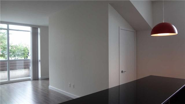 th01 - 33 Singer Crt, Townhouse with 3 bedrooms, 3 bathrooms and 1 parking in Toronto ON | Image 9