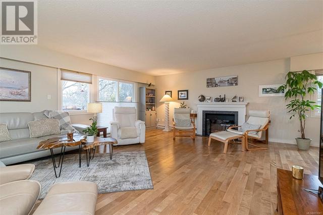 202 - 2340 Oak Bay Ave, Condo with 3 bedrooms, 2 bathrooms and 1 parking in Oak Bay BC | Image 2