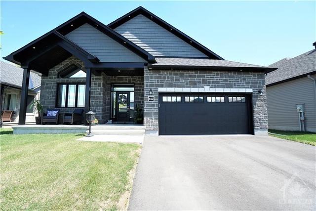 652 Cobalt Street, House detached with 3 bedrooms, 2 bathrooms and 6 parking in Clarence Rockland ON | Image 1