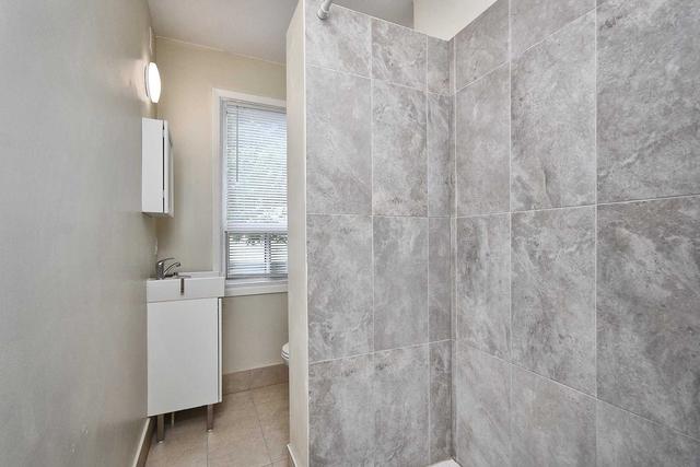 upper#2 - 1932 Queen St E, Condo with 2 bedrooms, 1 bathrooms and 0 parking in Toronto ON | Image 4