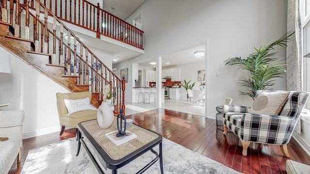 421 Kwapis Blvd, House detached with 4 bedrooms, 4 bathrooms and 6 parking in Newmarket ON | Image 3
