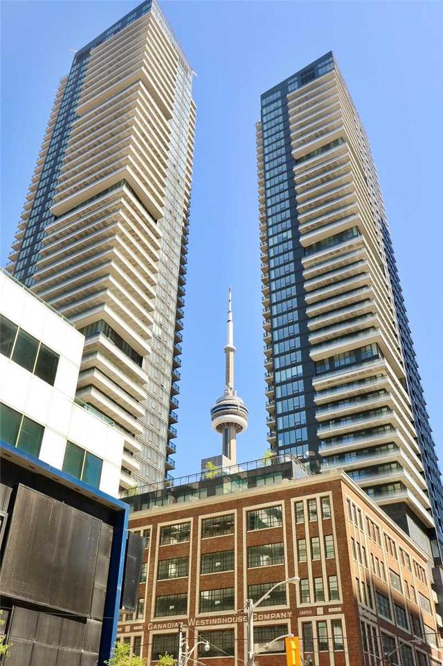 5202 - 125 Blue Jays Way, Condo with 3 bedrooms, 2 bathrooms and 0 parking in Toronto ON | Image 1
