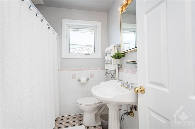 2036 Dorval Avenue, House detached with 3 bedrooms, 2 bathrooms and 4 parking in Ottawa ON | Image 23
