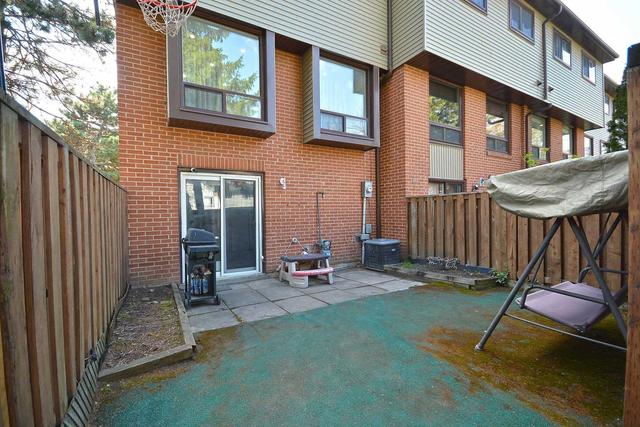 71 Carleton Pl, Townhouse with 3 bedrooms, 2 bathrooms and 2 parking in Brampton ON | Image 29