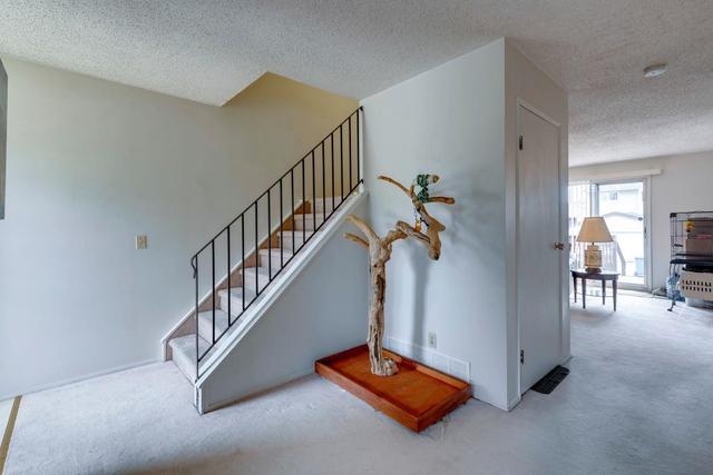 5739 24 Avenue Ne, Home with 3 bedrooms, 1 bathrooms and 1 parking in Calgary AB | Image 3
