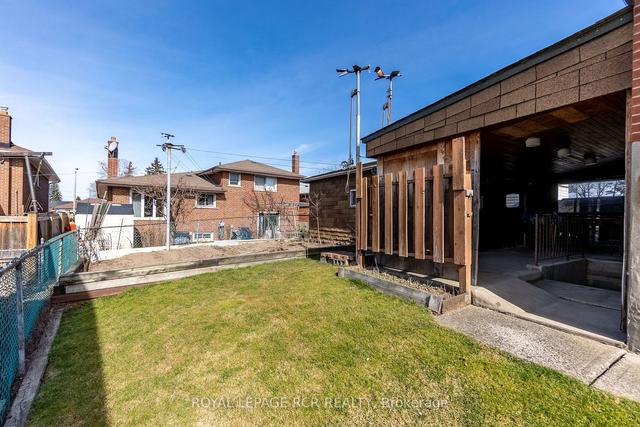 5 Slane Crt, House semidetached with 3 bedrooms, 2 bathrooms and 4 parking in Toronto ON | Image 27