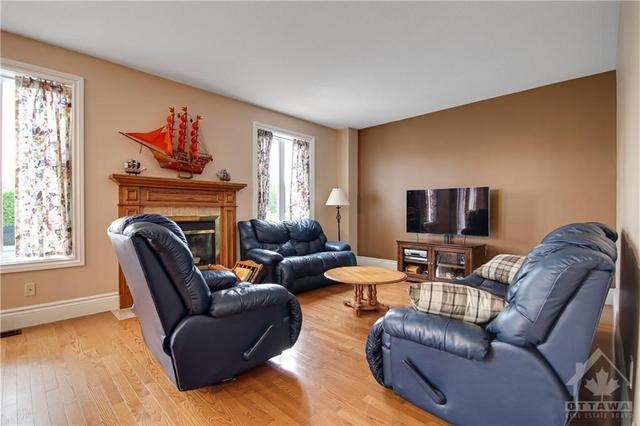 2136 Valenceville Crescent, House detached with 4 bedrooms, 3 bathrooms and 6 parking in Ottawa ON | Image 8