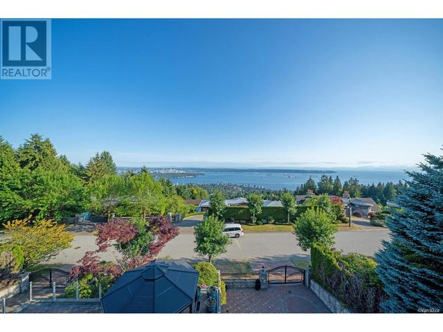 1629 Langton Place, House detached with 6 bedrooms, 7 bathrooms and 3 parking in West Vancouver BC | Image 3