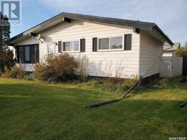 300 Cheri Drive, House detached with 5 bedrooms, 2 bathrooms and null parking in Nipawin SK | Image 1