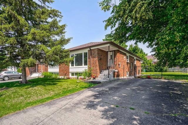3575 Queenston Dr, House semidetached with 3 bedrooms, 2 bathrooms and 4 parking in Mississauga ON | Image 1