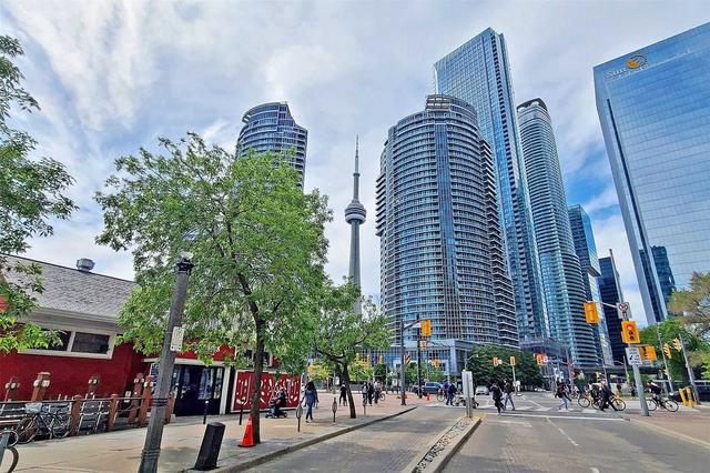 1105 - 65 Harbour Sq, Condo with 1 bedrooms, 1 bathrooms and 1 parking in Toronto ON | Image 25