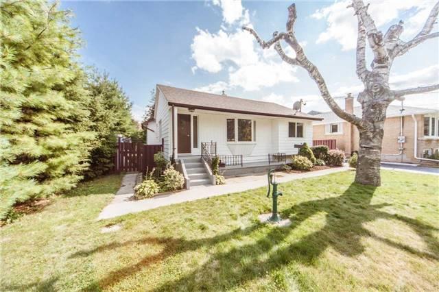 126 Bathgate Dr, House detached with 2 bedrooms, 2 bathrooms and 5 parking in Toronto ON | Image 1