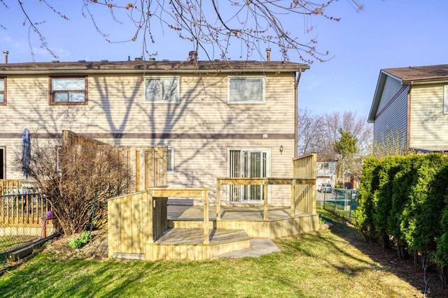 62 La Peer Blvd, House semidetached with 3 bedrooms, 2 bathrooms and 3 parking in Toronto ON | Image 22