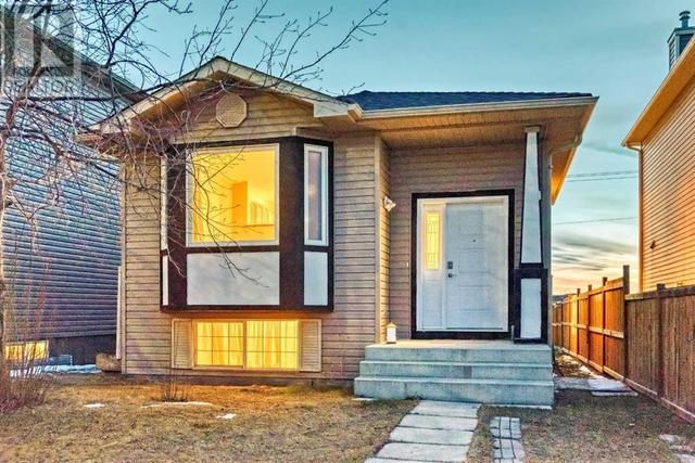 97 Martinvalley Crescent Ne, House detached with 4 bedrooms, 2 bathrooms and 2 parking in Calgary AB | Image 2
