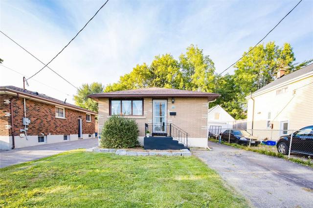 392 Wellington St, House detached with 2 bedrooms, 2 bathrooms and 3 parking in Brantford ON | Image 1