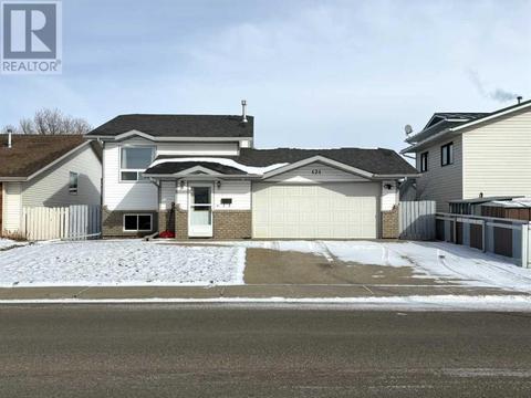 424 20 Street Ne, House detached with 3 bedrooms, 1 bathrooms and 4 parking in Medicine Hat AB | Card Image